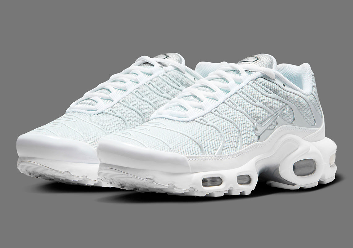 NIKE AIR MAX PLUS TN BLACK AND SILVER
