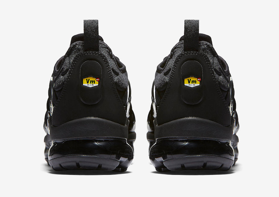 NIKE VAPORMAX PLUS TRIPLEBLACK