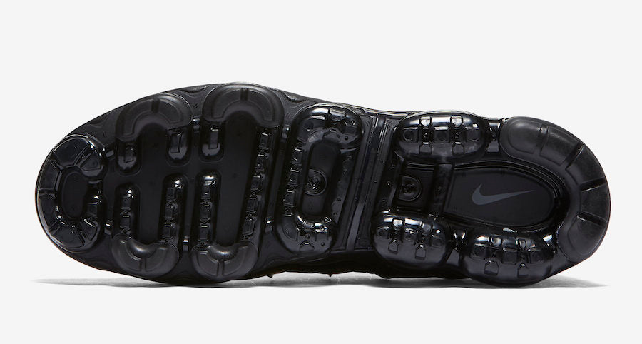 NIKE VAPORMAX PLUS TRIPLEBLACK